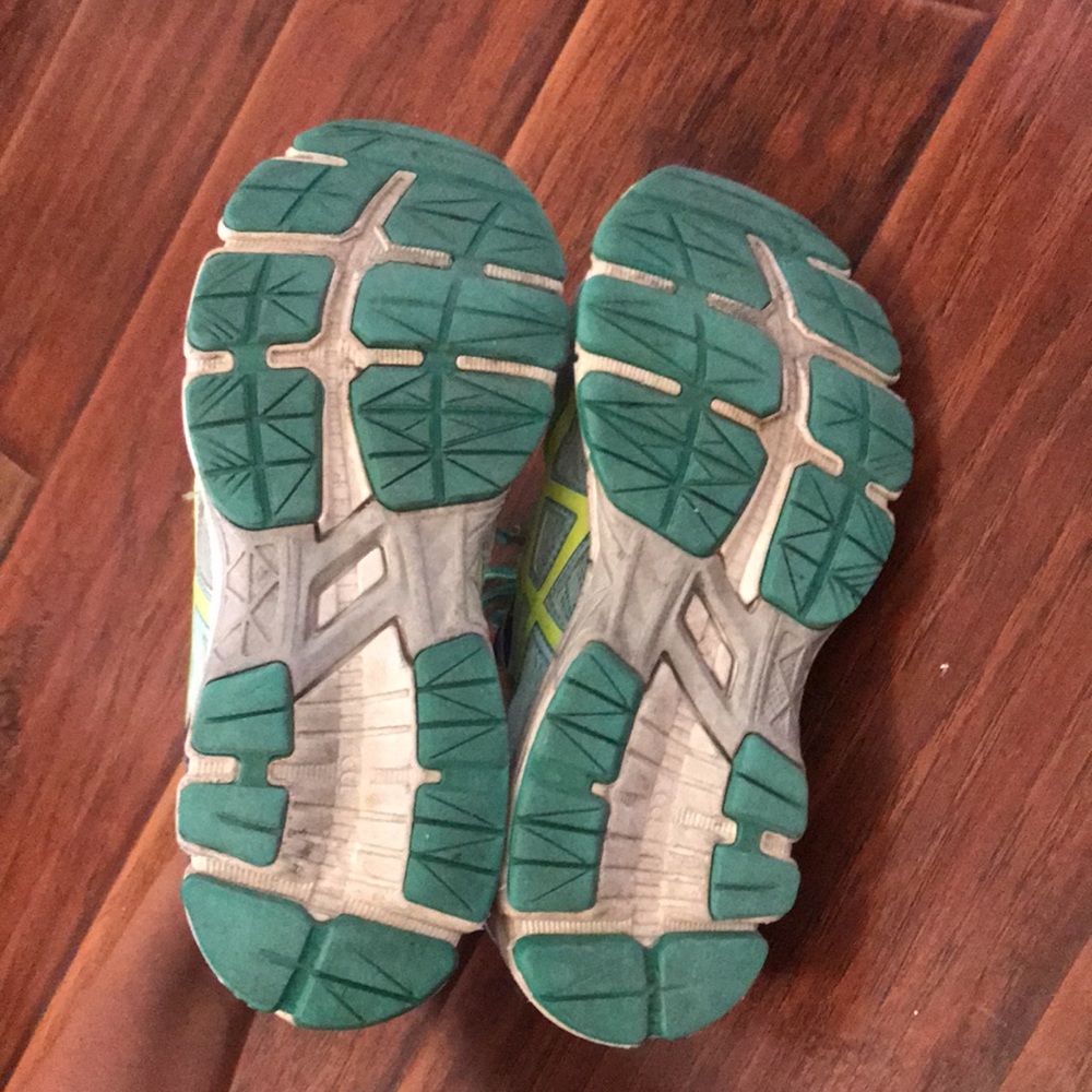 Women’s ASICS - Picture 2 of 3